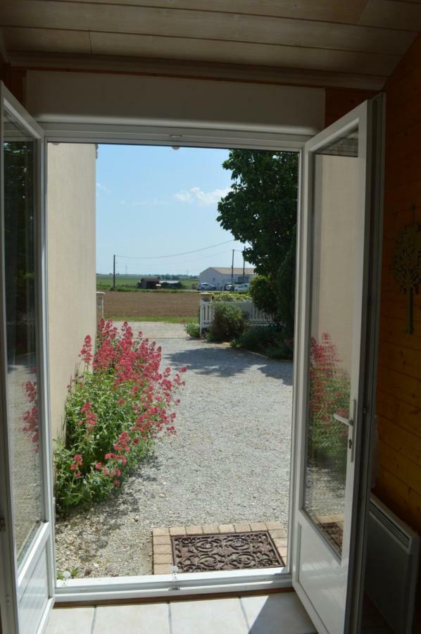 Gite Du Cote De Chez Soann Thaire Exterior photo